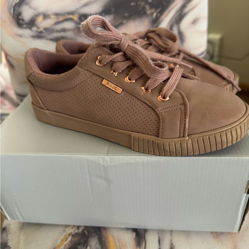 Nautica Kids Sneakers in Brown